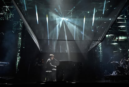 El cantante Shawn Mendes durante su actuación en los Premios MTV Europe.