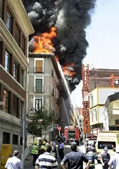 Un incendio ha devastado hoy una subestacin elctrica de Unin Fenosa en la esquina de la calle Almadn con Alameda, en el centro de Madrid. Segn las primeras investigaciones, el fuego se ha originado despus de que unos trabajadores pusieran en marcha un nuevo transformador.