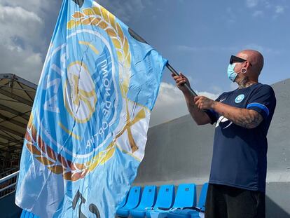 Un aficionado de la UD Ibiza hace flamear una bandera del equipo durante el partido contra el Burgos CF de la séptima jornada de LaLiga SmartBank.