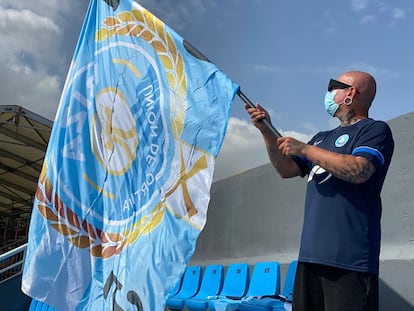 Un aficionado de la UD Ibiza hace flamear una bandera del equipo durante el partido contra el Burgos CF de la séptima jornada de LaLiga SmartBank.