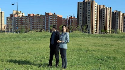 Lucía Figar, con el párroco Modesto Álvarez en el solar de Parla.