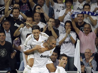 Özil abraza a Benzema junto a Cristiano para celebrar el primer gol, logrado por el luso.