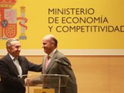 Jos&eacute; Mar&iacute;a Mar&iacute;n, presidente de la CNMC, con el ministro de Econom&iacute;a, Luis de Guindos, en su toma de posesi&oacute;n.