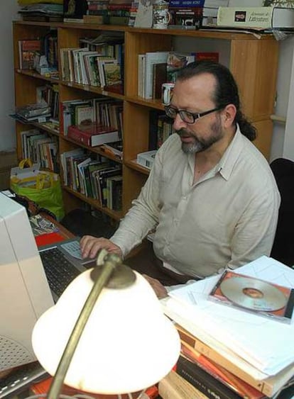 William Ospina (Padua, Tolima, 1954), en su estudio de Bogotá.