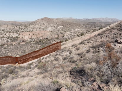 El muro se desvanece en medio del desierto, en una imagen tomada el pasado 21 de enero, a 45 kilómetros al este de Agua Prieta, México. 