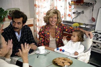 Imanol Arias (izquierda) y Ana Duato, junto a la niña que interpreta a María, la hija pequeña de la familia Alcántara.