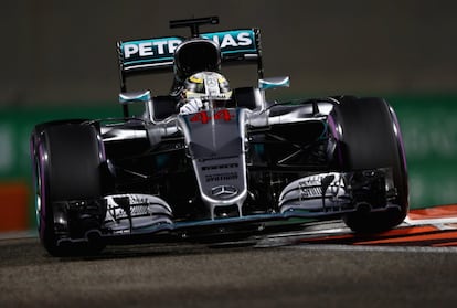 Hamilton rueda en Abu Dhabi, en noviembre de 2016.