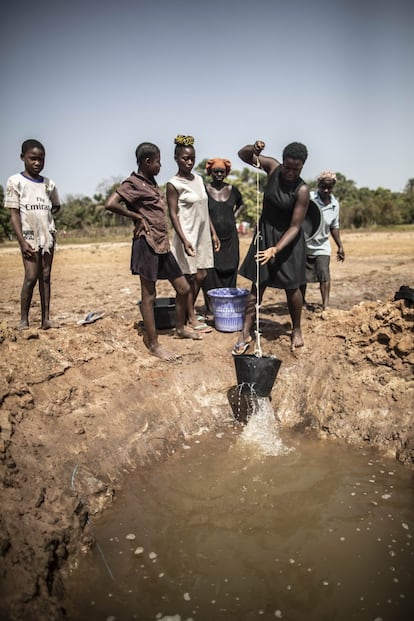 La extracción de sal es una labor muy exigente físicamente. En Ponta Cabral, cerca de Quinhamel, en la región de Biombo, donde se ubica también la capital (Bissau), las mujeres cogen barro en cubos para luego extraer la sal, al tratarse de una tierra rica en cloruro sódico por estar muy cerca de la costa.