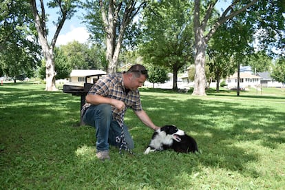 John y su perro Jack en el parque Washington, el mismo donde la policía asesinó a tiros a Feglys Antonio Campos Arribas. el 22 de agosto de 2025. Denison, Iowa, Estados Unidos.