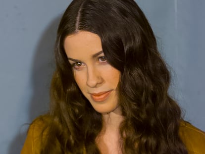 Alanis Morissette posa en los premios Grammy de 1996 en Los Ángeles.