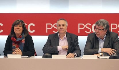 La alcaldesa de Hospitalet, N&uacute;ria Mar&iacute;n, el secretario del PSC, Pere Navarro, y el alcalde de Cornell&agrave;, Antoni Balm&oacute;n, en marzo. 