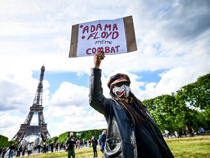 "Adama, Floyd, mismo combate", dice el cartel en una protesta, este sábado, ante la Torre Eiffel, en París.