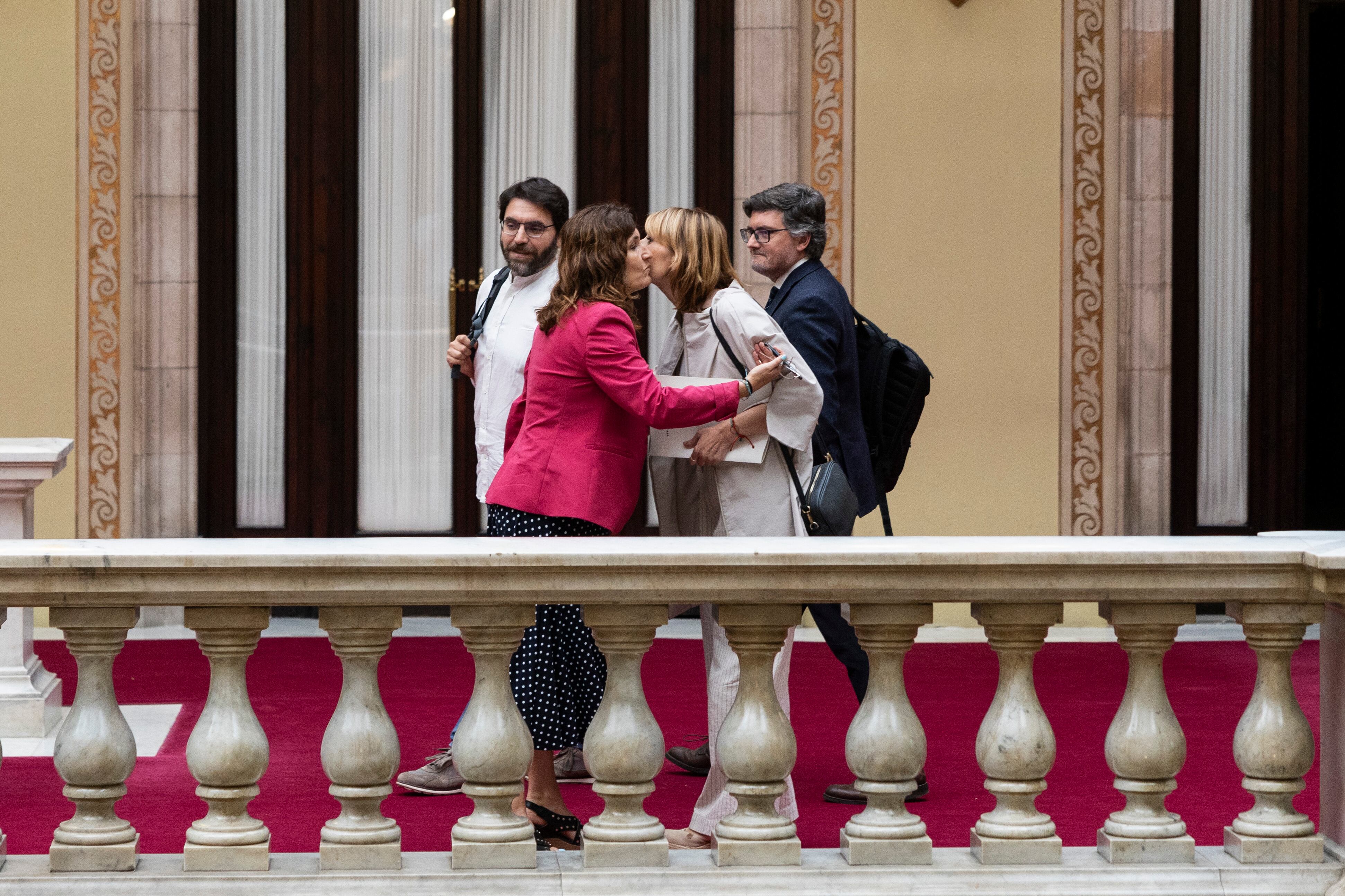 En la imagen, Ferran Pedret (PSC), Laura Vilagra (ERC), Lluïsa Moret y Javier Villamayor (PSC) se saludan en el Parlament de Cataluña.