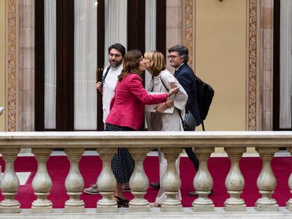 De izquierda a derecha, Ferran Pedret (PSC), Laura Vilagrà (ERC), Lluïsa Moret (PSC) y Javier Villamayor (PSC) se saludan en el Parlament de Cataluña, este martes.