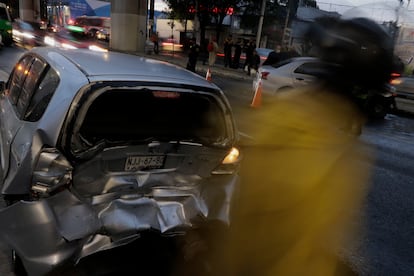 Un auto chocado en avenida Tláhuac en Ciudad de México, en una imagen de archivo.