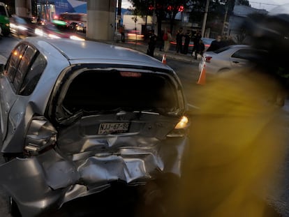 Un auto chocado en avenida Tláhuac en Ciudad de México, en una imagen de archivo.