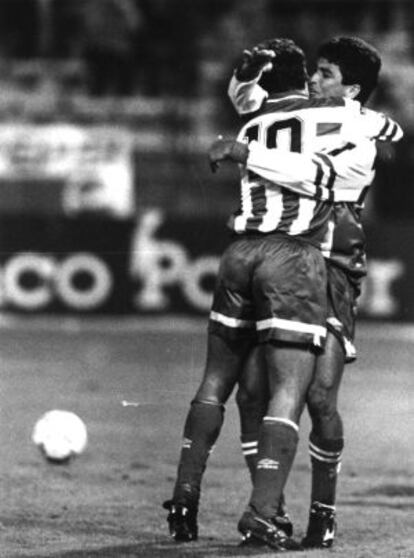 Fran y Bebeto se abrazan durante el partido ante el Real Madrid.