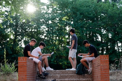 Jóvenes durante la PAU extraordinaria en la facultad de Ciencias Químicas de la Universidad Complutense.
