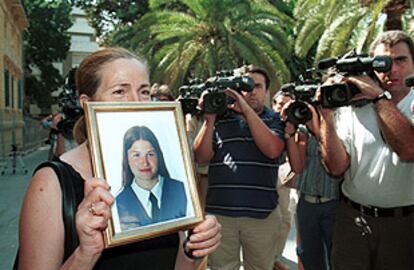 La madre de Rocío Wanninkhof mostraba ayer un retrato de su hija a la entrada de los juzgados.