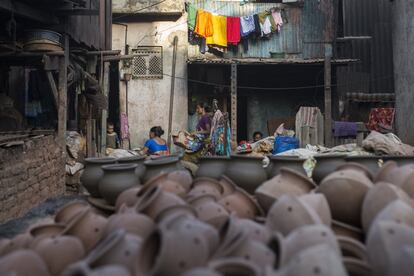 Una familia, niños incluidos, trabajando con cerámica en Dharavi. Los cacharros de arcilla se cuecen en hornos primitivos, lo que contamina el aire de esta zona densamente poblada.