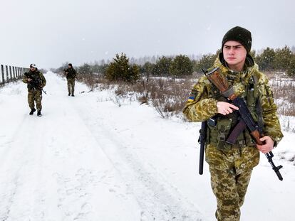 Miembros de la guardia fronteriza ucrania patrullan la zona de exclusión de Chernóbil.