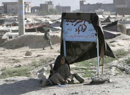 Una anciana pide limosna en un barrio de Kabul, la capital de Afganistán.