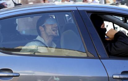 Las detenciones de miembros de la banda no han dejado de sucederse en estos cuatro últimos años. En la imagen, agentes de la policía francesa trasladan a comisaría a un detenido por pertenencia a la banda terrorista mientras lanza gritos de "Gora ETA", en 2012.