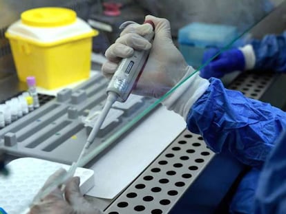 Un médico del hospital Ramón y Cajal de Madrid realiza una prueba PCR. / ÓSCAR DEL POZO (AFP)