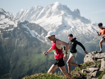 Remi Bonet corriendo en el Maratón del Mont Blanc con los corredores-cámara a su lado.
