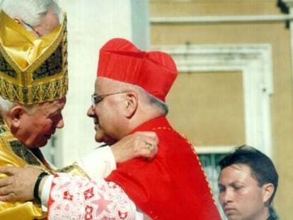 El Papa Juan Pablo II nombra Cardenal al portugu&eacute;s Jos&eacute; Saraiva Martins en 2001.