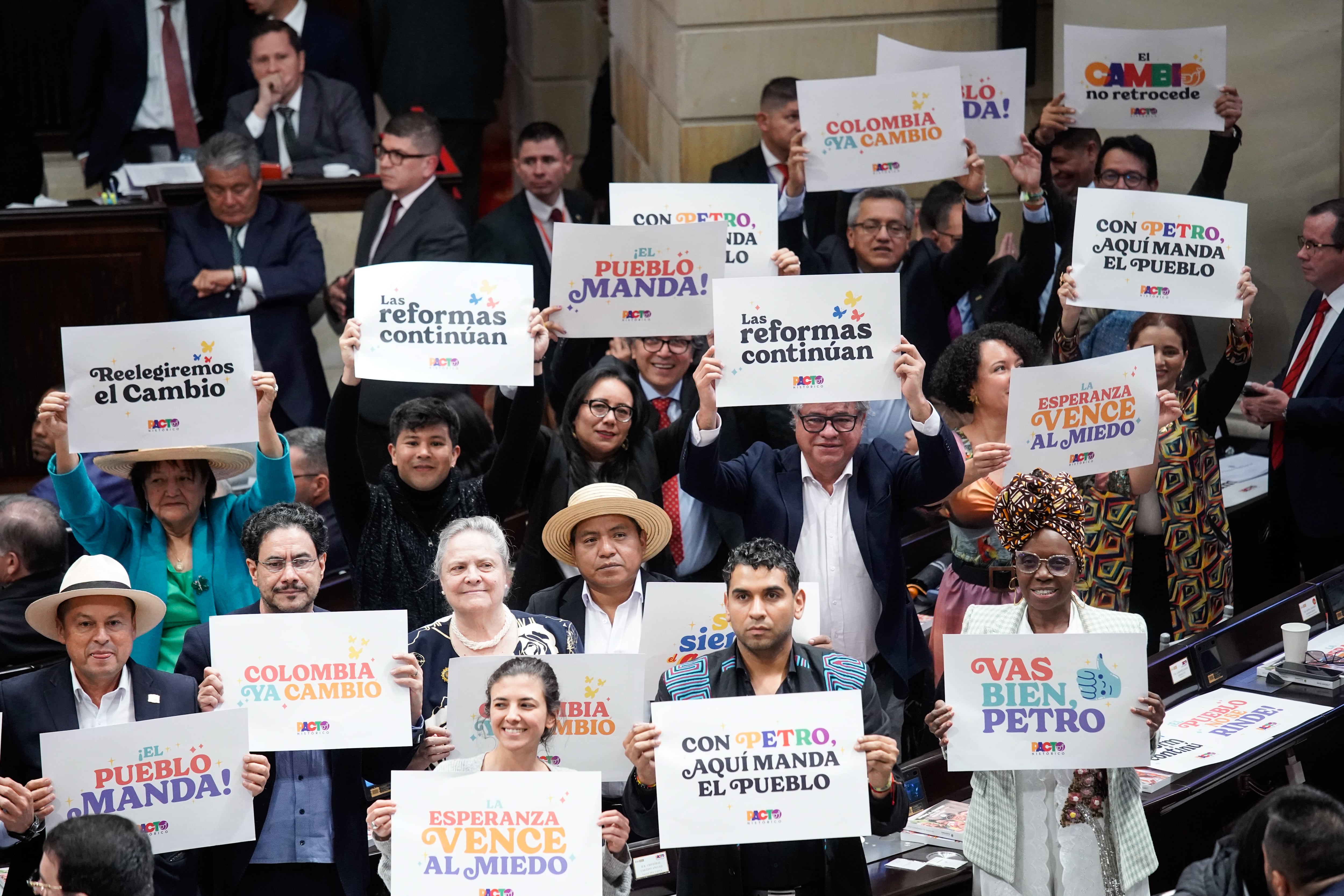 Congresistas del partido político Pacto Histórico levantan carteles en apoyo a Gustavo Petro.