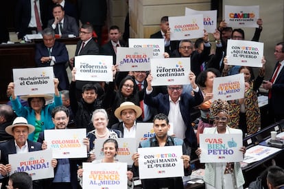 Congresistas del partido político Pacto Histórico levantan carteles en apoyo a Gustavo Petro.