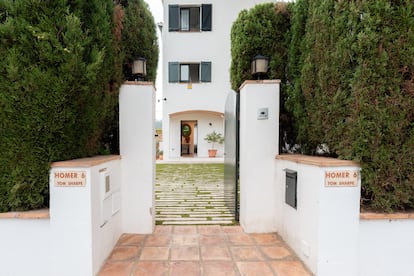 Entrada a la casa on va viure l'escriptor anglès, en un tranquil barri a l'entrada de Llafranc.