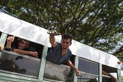 Estudantes que se refugiara na igreja de Jesús Divino chegam em ônibus à catedral Metropolitana em Manágua (Nicarágua), no dia 14 de julho de 2018.