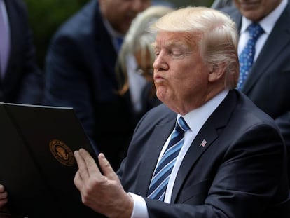 El presidente de EE UU, Donald Trump, se prepara para firmar una orden ejecutiva.