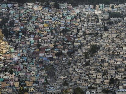 Centenares de casas pintadas de Jalousie, donde viven 80.000 almas.