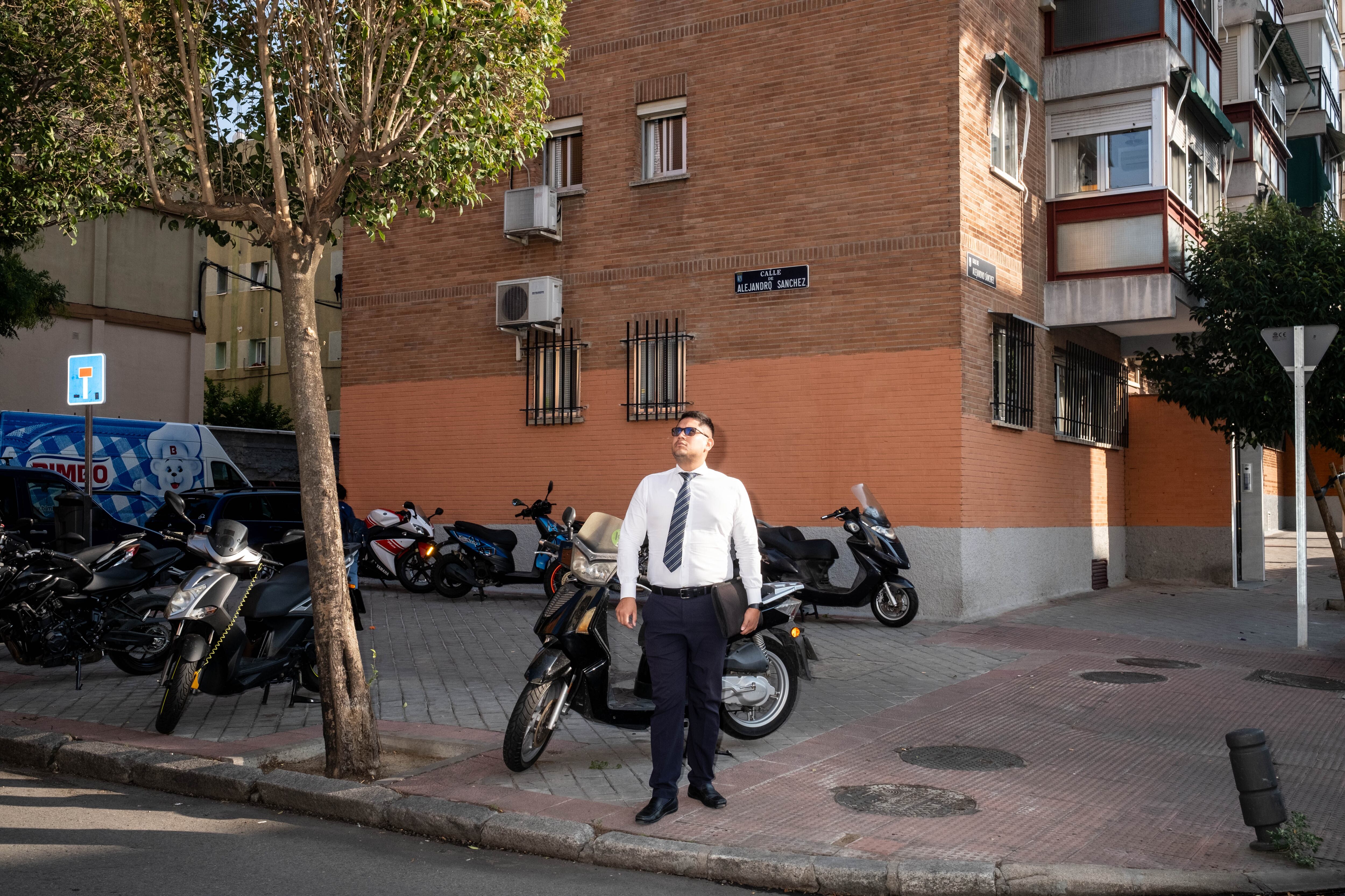 Daniel Pineda, observando un bloque de edificios antes de entrar a hacer puerta fría. 
