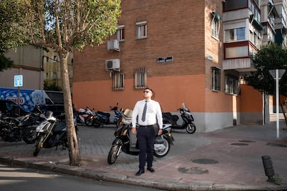 Daniel Pineda, observando un bloque de edificios antes de entrar a hacer puerta fría. 
