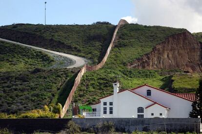 Vista de una casa próxima a la valla fronteriza que separa México y Estados Unidos, en Tijuana (México).