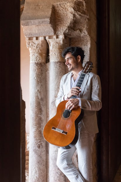 El guitarrista Pablo Sáinz Villegas en el claustro del monasterio de San Millán de la Cogolla (La Rioja).
