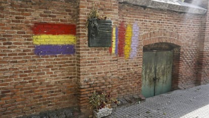 Puerta de entrada al osario republicano del cementerio de La Almudena de Madrid.