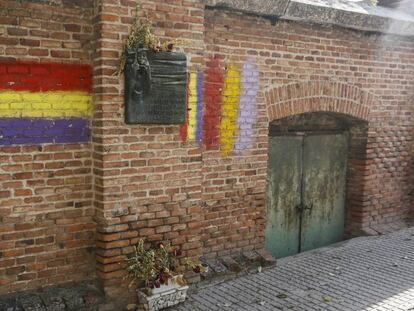 Puerta de entrada al osario republicano del cementerio de La Almudena de Madrid.