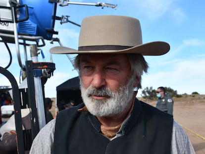 Alec Baldwin, en una imagen proporcionada por la Oficina del Sheriff de Santa Fe, en el rodaje de la película.