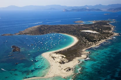 Depositario de la idea de placer, de paz, el idílico arenal de S’Alga (qué mejor decorado para películas de piratas y bucaneros) extiende sus hechuras en un islote al que llega con buen tiempo, desde La Savina, la barca Bahía, realizando una escala en Ses Illetes. Una vez en S’Espalmador solo se tiene derecho de tránsito por la orilla: aunque es privada, sus dueños están en negociaciones a fin de que pase a titularidad pública. Aquí rinden pleitesía cientos de yates procedentes de todo el Mediterráneo. Pertenece al parque natural de las Salinas de Ibiza y Formentera.