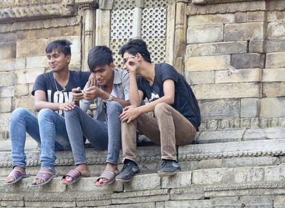 Un grupo de jóvenes en un templo dañado en Baktapur. Ya antes de los terremotos de abril y mayo, el 40% de la población de Nepal vivía por debajo del umbral de pobreza.