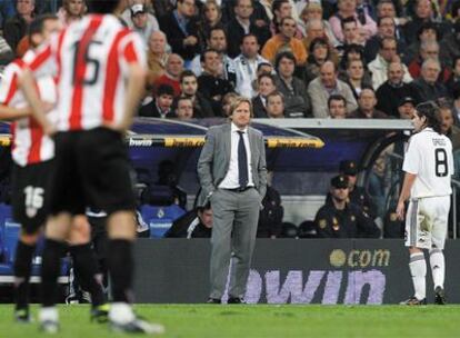 Bernd Schuster, al fondo, observa el partido del domingo contra el Athletic en el Bernabéu.