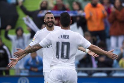 Karim Benzema (I) celebra su gol con James Rodríguez.