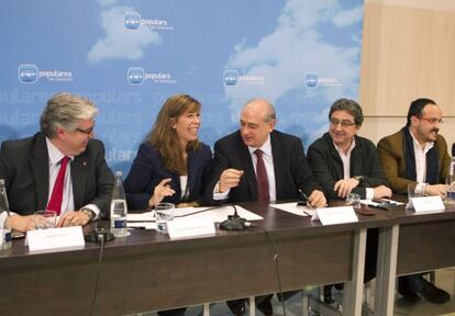 Alicia Sánchez-Camacho, acompañada del ministro del Interior, Jorge Fernández Diaz, entre otros dirigentes del PP.