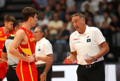 Luis Guil da instrucciones a Juan Núñez en el partido ante Brasil.