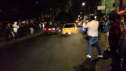 Unos coches aceleran en una de las calles del D.F.